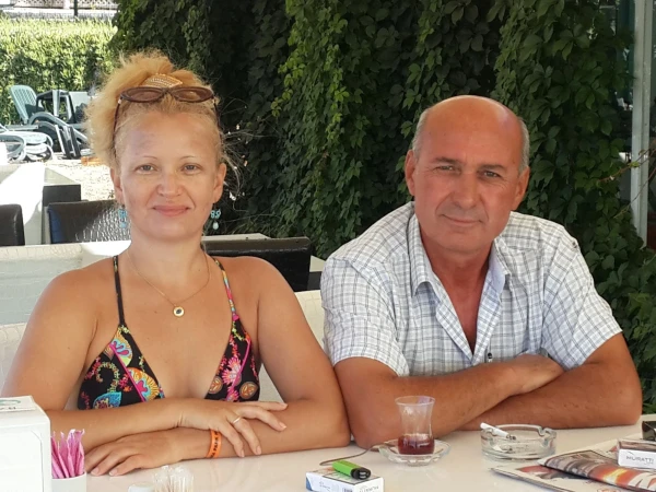 С хозяином частного пляжа, где часть лежаков  Парк Лары