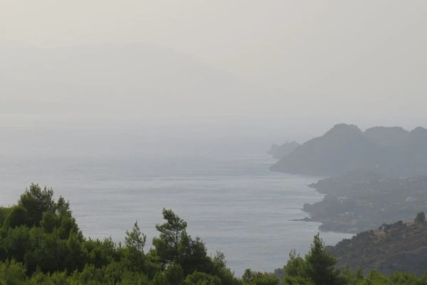 Вид на море с горного серпантина.