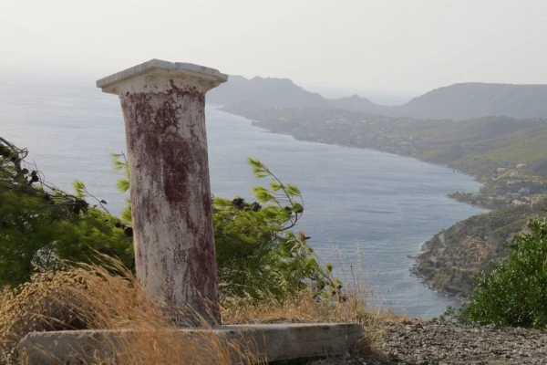Вид на море с горного серпантина. В кустах случайно нашла древность!