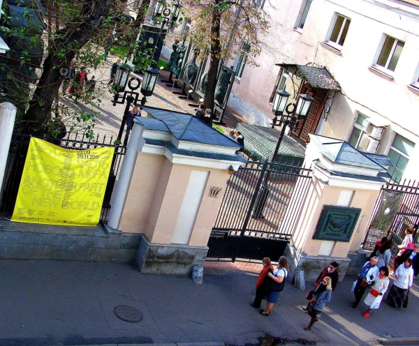 Вход в Церетелевскую галерею
