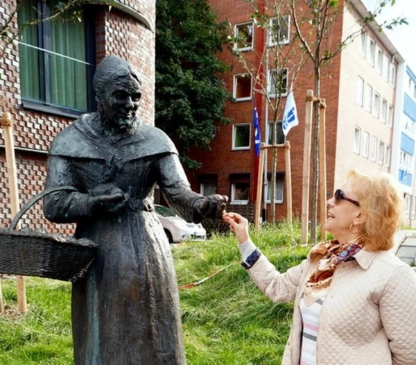 Согласно легенде, если вы сами найдёте эту даму, да подержитесь за её указательный палец, вас непременно ждёт удача )))