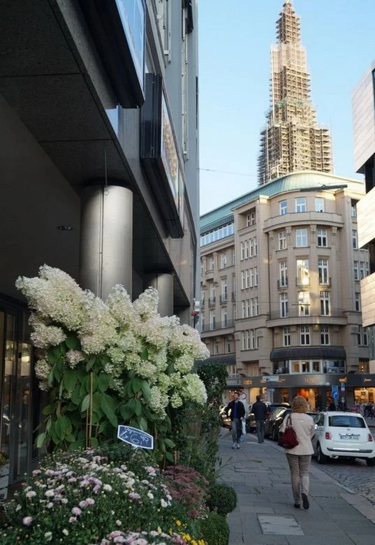 Шагаю по улицам Гамбурга. Впереди по курсу башня церкви Св.Николая  