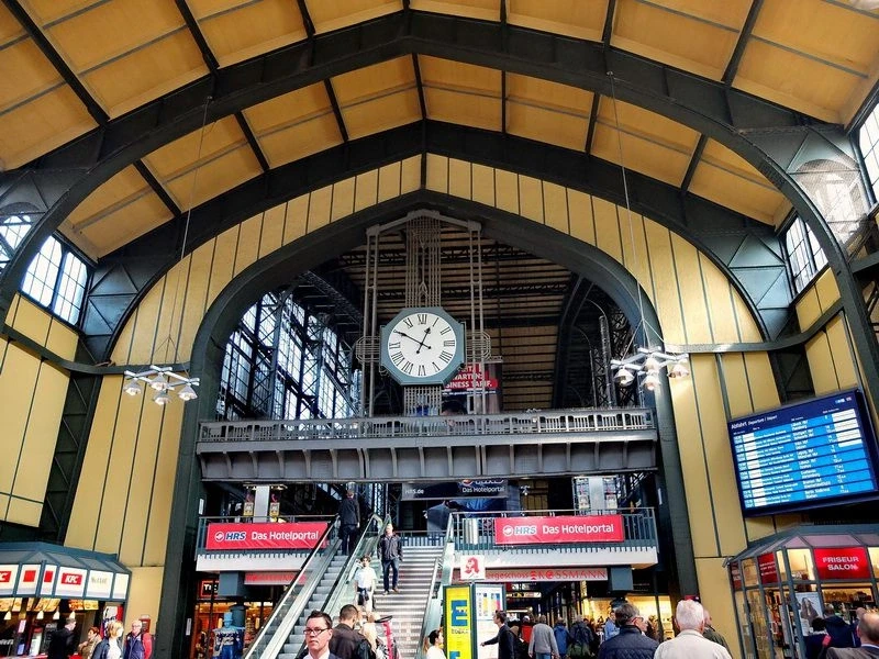 Центральный ж/д вокзал Hauptbahnhof  