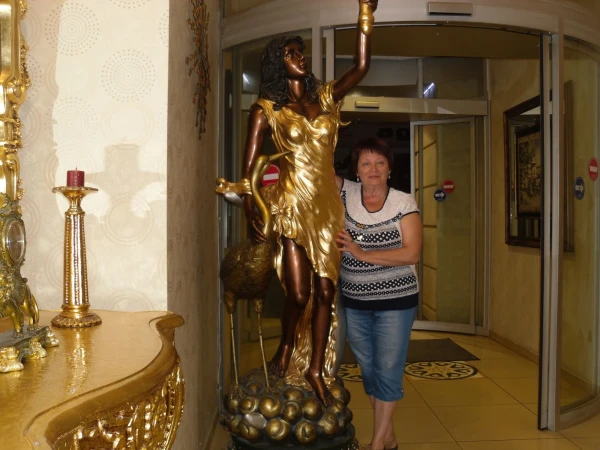Вот такая "девушка" стоит у входа в отель