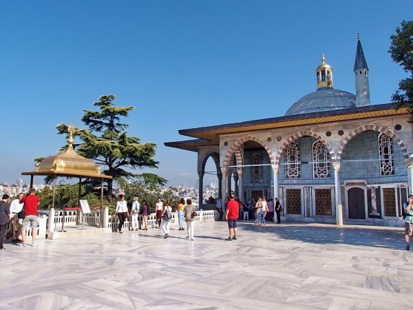 Багдадский павильон и крошка павильон Ифтарийе (İftar –время вечернего разговения в дни священного месяца Рамазан)