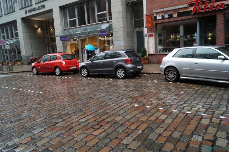 А что будет с белыми джинсами в дождь? ;)) Это не Москва.