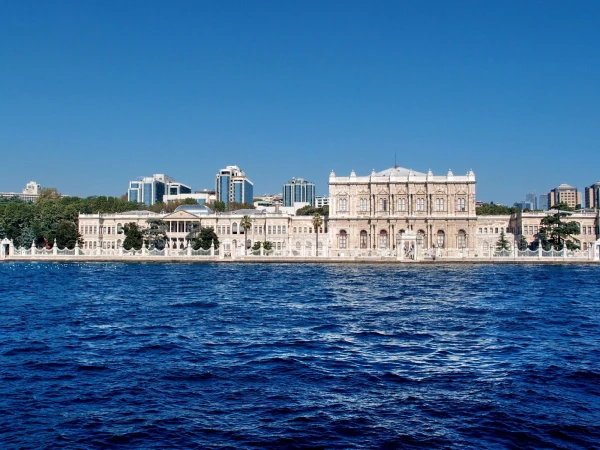 Долмабахче с моря хорош