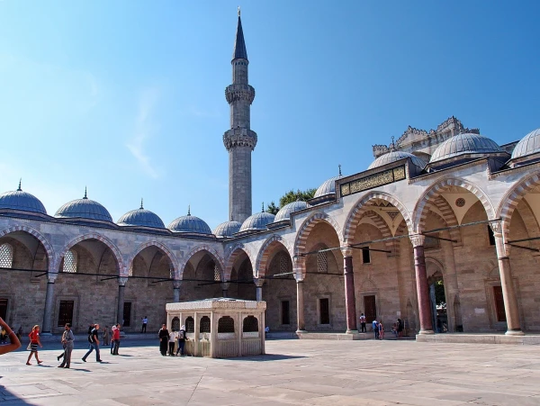 Где-то читала, что и шадырван Сулеймание олицетворяет собой Каабу. 