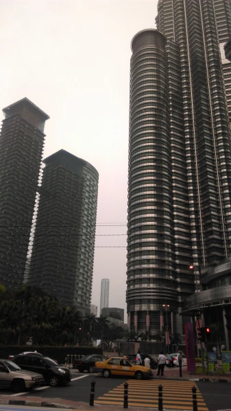 KLCC: Башни Петронас... В дневном смоге...
