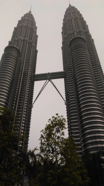 KLCC: Башни Петронас... В дневном смоге...