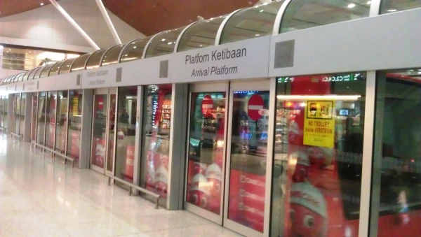 KLIA: электричка между терминалами...