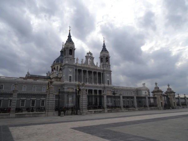 Plaza de la Armería и Catedral de Santa María La Real de La Almudena
