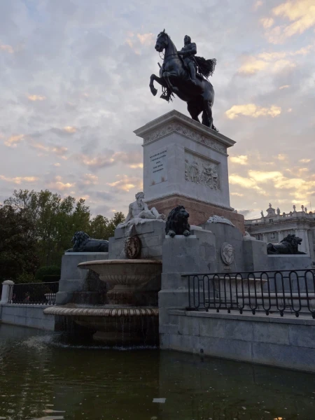 Plaza de Oriente: памятник Филиппу IV...