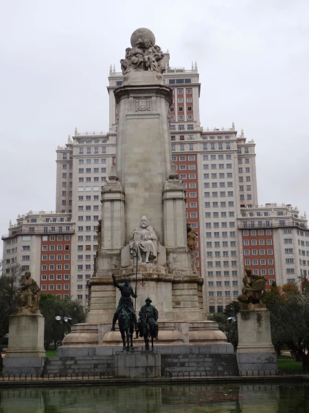 Plaza de España: памятник Сервантесу...