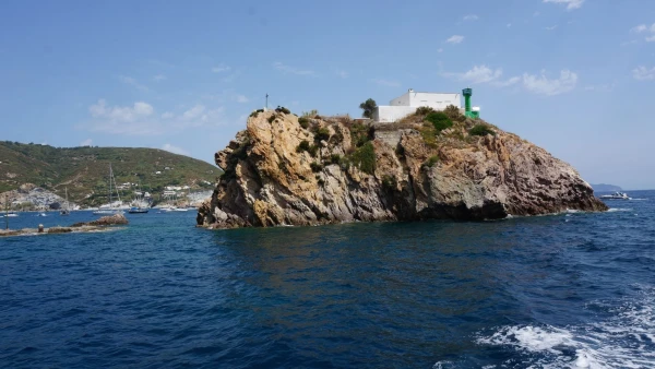 Острова близ Понцы в Тирренском море