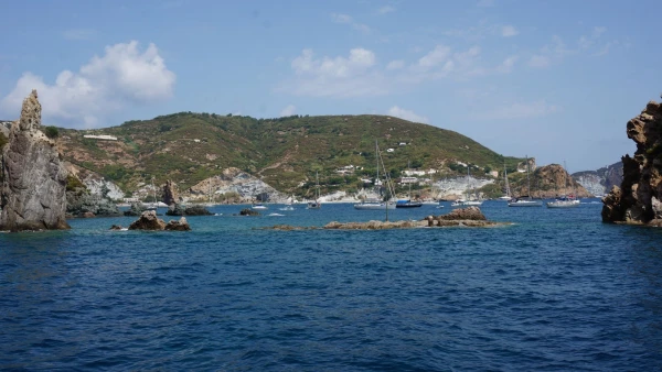 Острова близ Понцы в Тирренском море