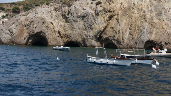 Острова близ Понцы в Тирренском море - Гроты
