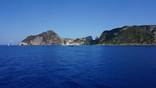 Необыкновенная синь воды у островов Пальмарола