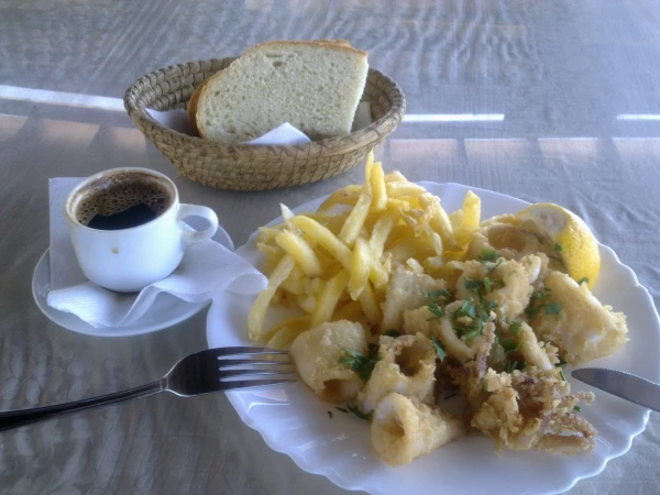 Местечко Agios Georgios. Быстрый перекус в местной таверне.