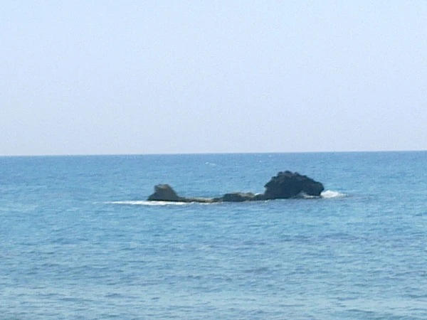 Petra tou Romiou. При очень разыгравшейся фантазии можно вообразить саму Афродиту, лежащую в волнах)))
