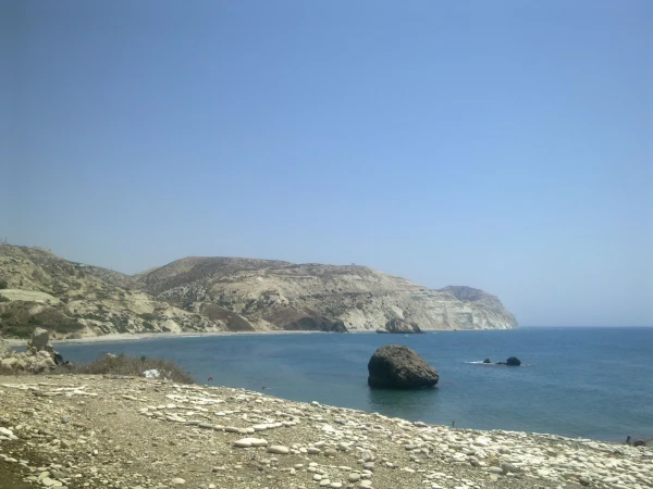 Petra tou Romiou. На этом холме влюбленные выкладывают сердечки со своими инициалами.