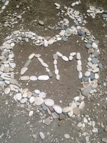 Petra tou Romiou. На этом холме влюбленные выкладывают сердечки со своими инициалами. Нашла подходящее)))