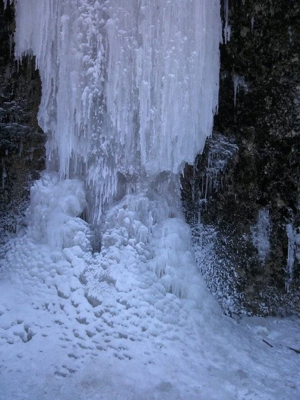 Замерзший водопад