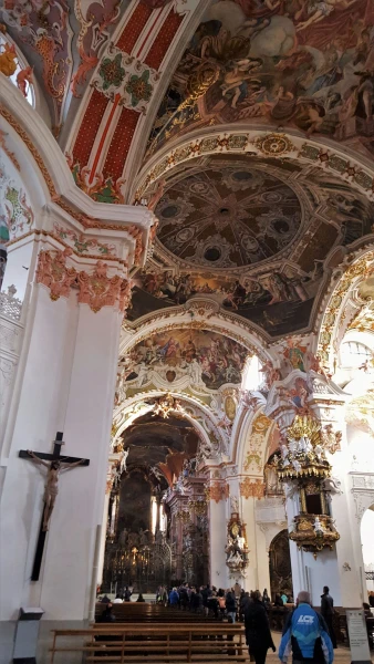 В монастырском храме 