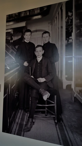 Фото на стенах монастырской школы. 1930 г.