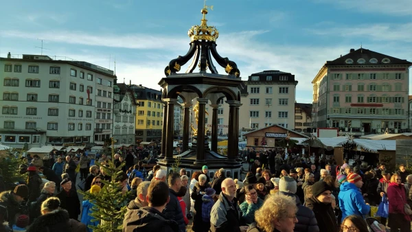 Frauenbrunnen - Женский фонтан с 14-ю струями святой воды