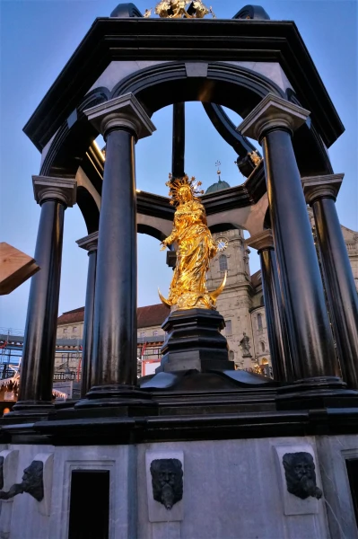 Frauenbrunnen - Женский фонтан с 14-ю струями святой воды