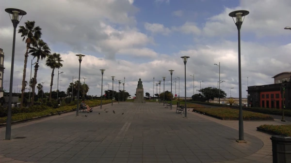 Vegueta: площадь перед Teatro Pérez Galdós 