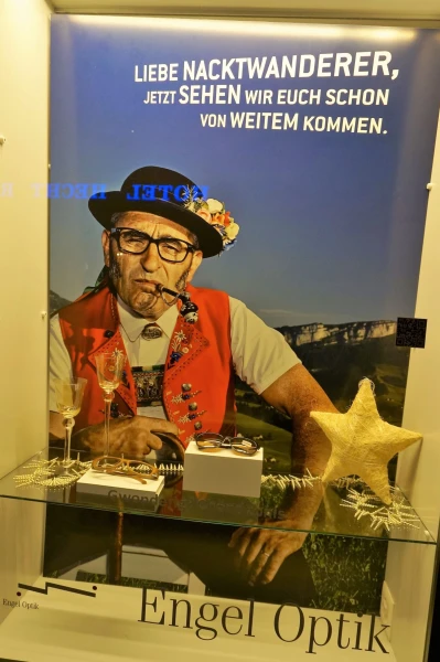 Витрина оптики.