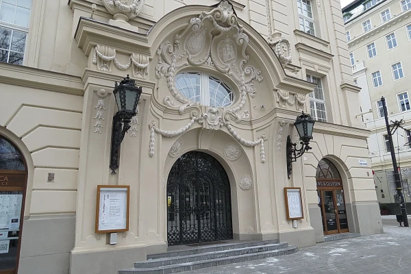 Вход в филармонию