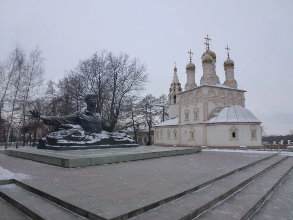 Памятник С.Есенину и церковь Спасса на Яру
