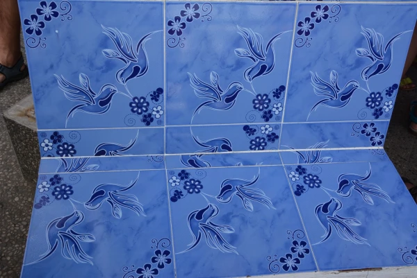 Скамеечка на КПП (Мьянма - Таиланд)...весьма не азиатское искусство