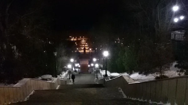 вверху Каменной (Депальдовской) лестницы, на улице Греческой.
