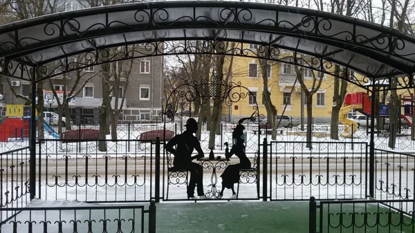Остановка напротив дома Плотниковых