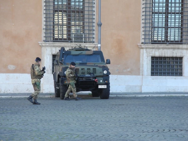 У всех памятников, церквей, площадей  дежурят военные