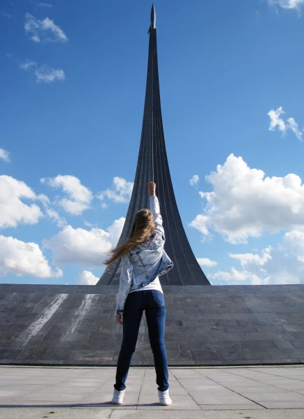 У монумента "Покорителям космоса"