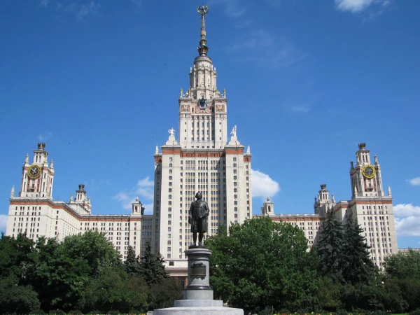 ГЗ МГУ. Вид с Ломоносовского проспекта