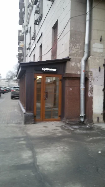 Вход в ресторан оснащен специальным подъемником для людей ОВЖ 