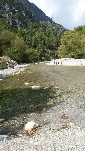 Горная река на пути к водопаду