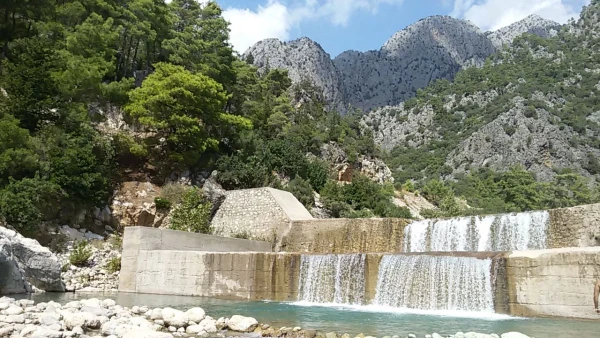 У водорада в ущелье