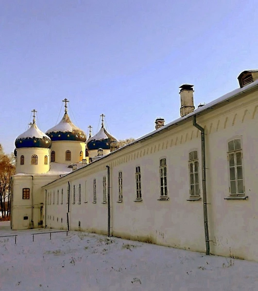 Крестовоздвиженский собор и кельи