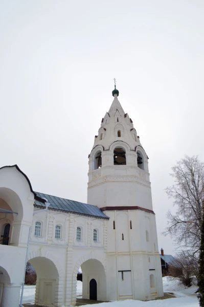 Шатровая колокольня (1515 г) в Покровском монастыре