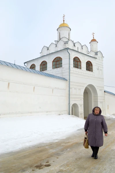Святые ворота с Благовещенской надвратной церковью (1510-1518 г.г.) В ней молилась Евдокия Лопухина