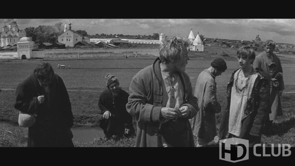 Кадр из фильма Андрей Рублев Тарковского. На фоне- Покровский монастырь