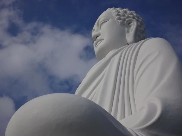 Лежачий и сидячий Будда в пагоде Лонг Шон (Лонг Сон, Long Son Pagoda)
