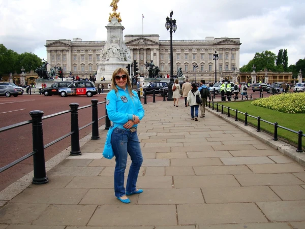 Buckingham Palace, Queen Victoria Memorial